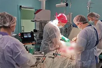 Калининградские врачи онкоцентра провели уникальную операцию по удалению редкого вида злокачественной опухоли