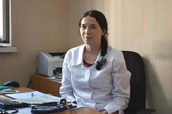 Молодой врач-терапевт трудится в поликлинике вместе с родителями