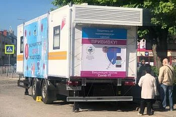 В течение полутора месяцев выездной вакцинацией от коронавируса охвачено около пятнадцати тысяч жителей региона В течение полутора месяцев выездной вакцинацией от коронавируса охвачено около пятнадцати тысяч жителей региона