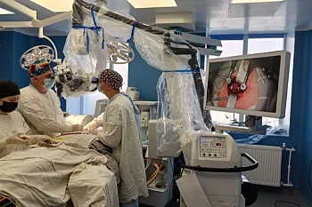 В Больнице скорой медицинской помощи начали проводить операции с помощью уникального для региона микроскопа